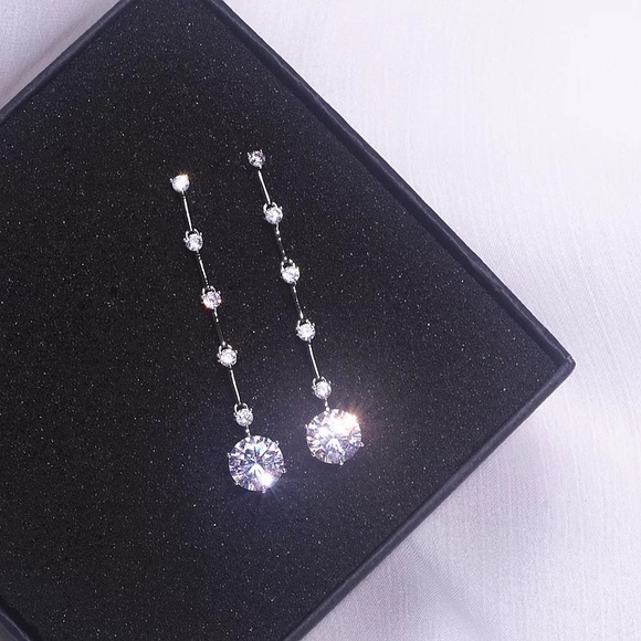 Luxury Shiny Crystal Dropped Earrings (Rosegold finish) - Picture 4 of 5
